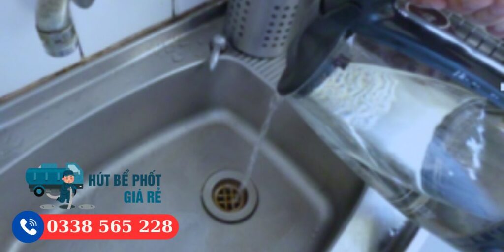 Thông tắc chậu rửa bát bằng nước sôi