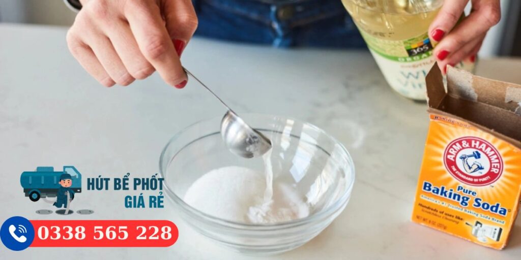 Trộn Backing soda và giấm thông tắc chậu rửa bát