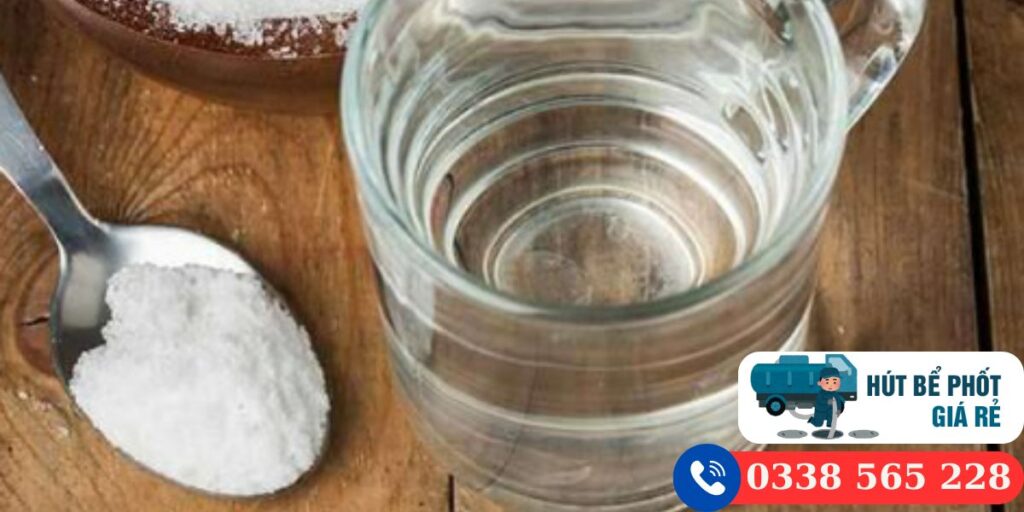 Sử dụng muối ăn  và nước ấm thông tắc chậu rửa bát