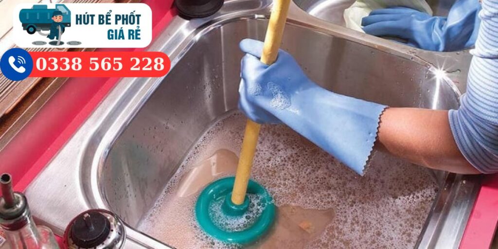 Thông tắc chậu rửa bát bằng pittong