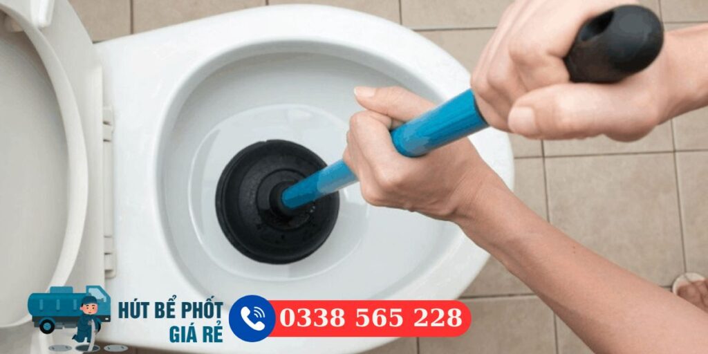 Thông tắc bồn cầu bằng pittong