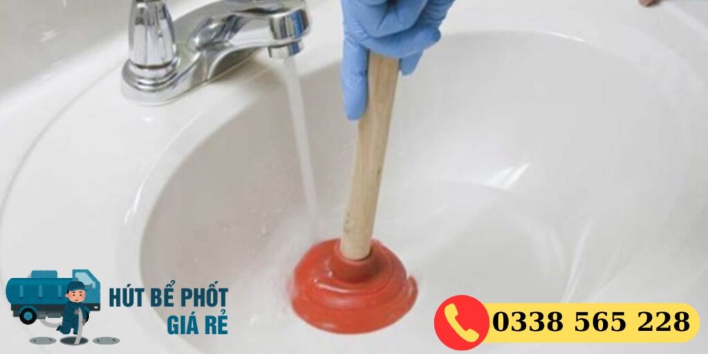 thông nghẹt lavabo nhờ pittong cao su